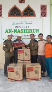 keterangan foto ketua DPC PKS Dumai Kota (nomor 3 dari kiri) memberikan bantuan kipas angin kepada pengurus musholla annashirun